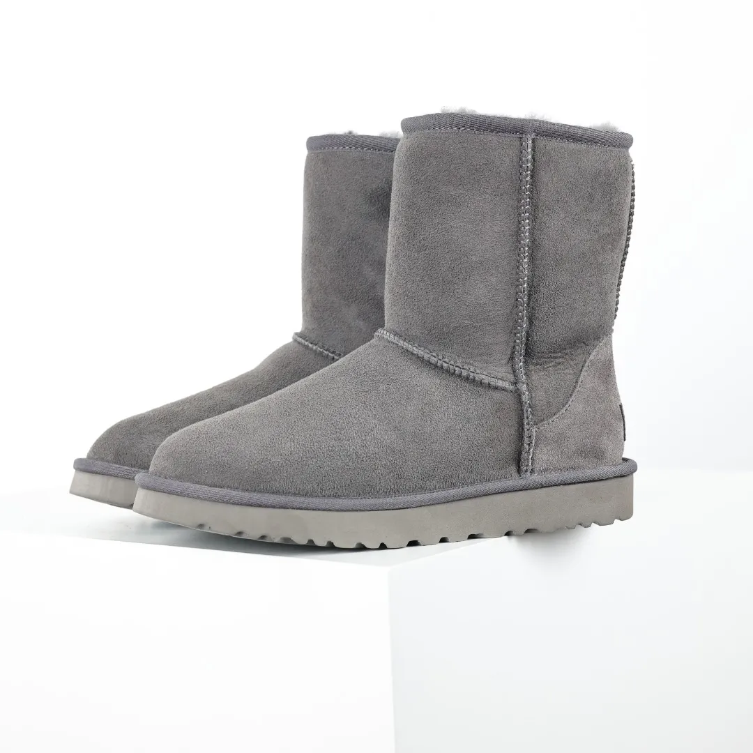 Pick up locally 💰600 Core recommendation Good price Cashmere insoles are a very suitable choice for keeping warm in winter and at home. In the new year, uug launched a series of styles, which are partially geared towards the preferences of young consumers and have also moved to the forefront of fashion trends. Shoe body material Water-repellent coated suede upper 17mm UGGPURE™ implanted wool insole Lightweight non-slip comfortable rubber outsole With brand LOGO Trademark Comes with a full set of packaging Size: 35 36 37 38 39 40